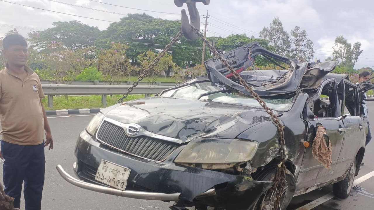 ঢাকা-মাওয়া এক্সপ্রেসওয়েতে উল্টে গেল প্রাইভেটকার, নিহত ৩